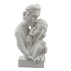 1354004 Statua coppia abbraccio picc. h15 res. BIANCA